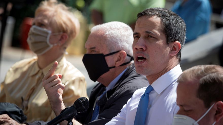 El líder opositor venezolano Juan Guaidó habla hoy durante una rueda de prensa en Caracas (Venezuela). EFE/RAYNER PEÑA R