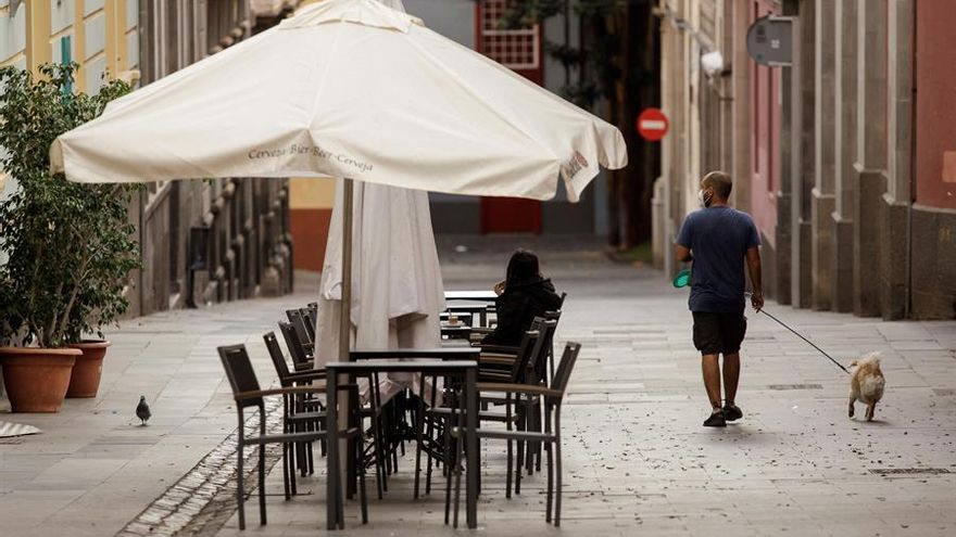 Una terraza de una cafetería en Santa Cruz de Tenerife un día después de entrar en vigor las restricciones del Gobierno de Canarias en la Isla