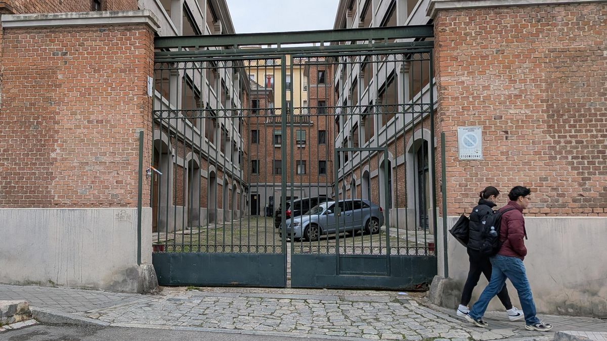 Patio interior de los pisos de la calle Manuel propiedad de la Casa de Alba