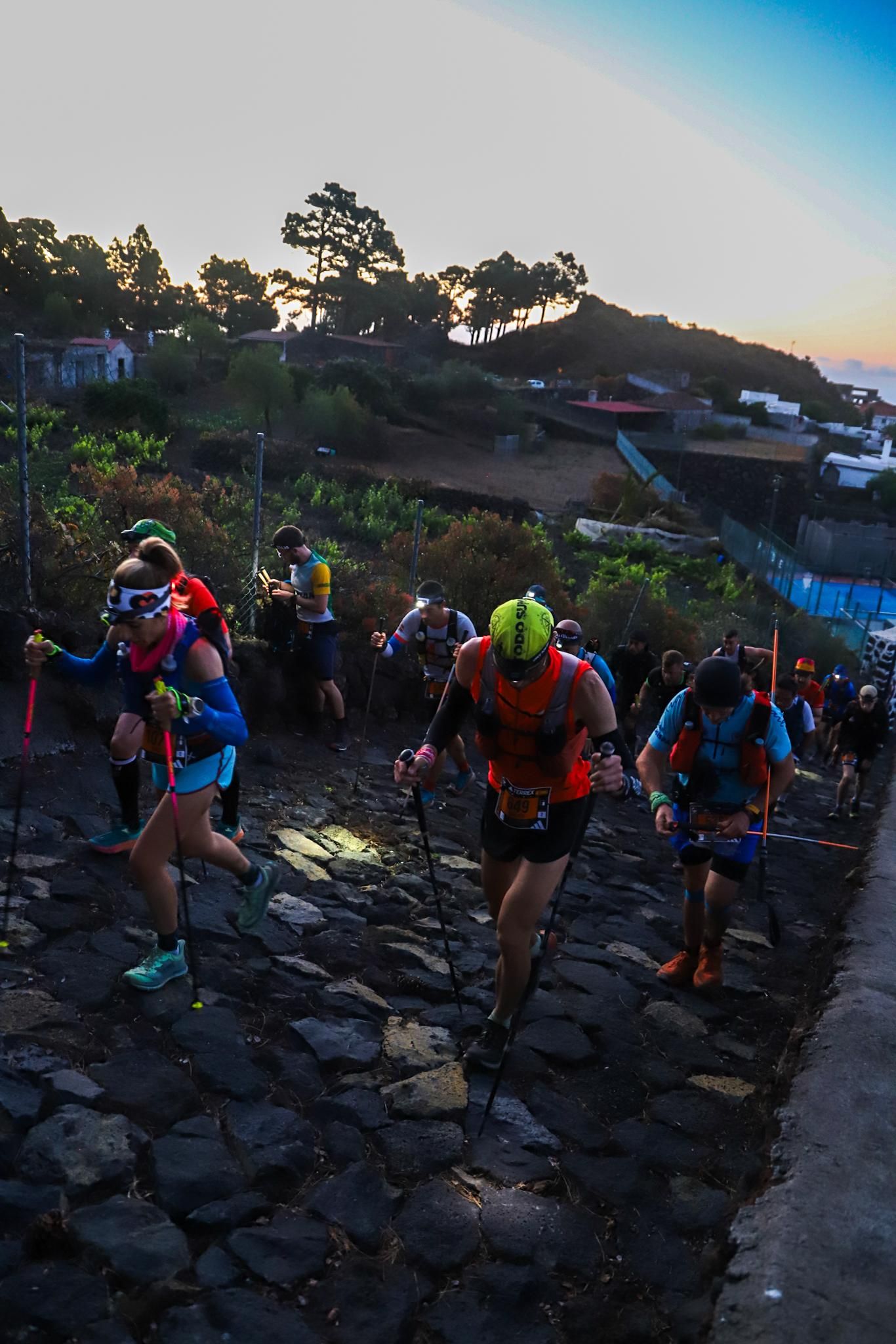 Corredores subiendo por el municipio de Fuencaliente. LUIS G. MORERA/EFE