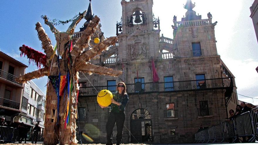 La artista María Camba ultima en Astorga el proyecto 'Piñatas y Carnaval: los hilos de la memoria'. / Peio García / ICAL