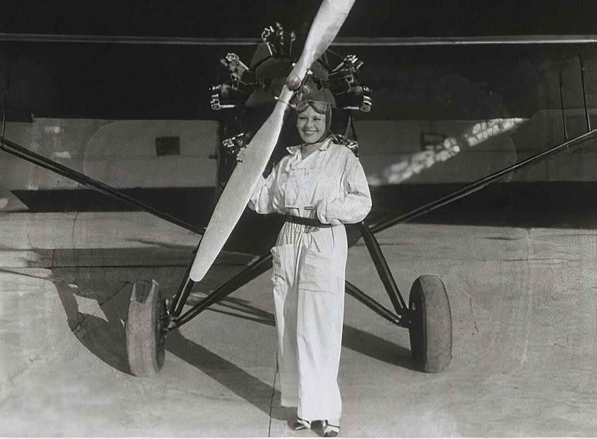 Una de las pioneras pilotos de la aviación española Gloria Cuesta, en Tablada (Sevilla). Esta foto se confunde con una de África Llamas de Rada.