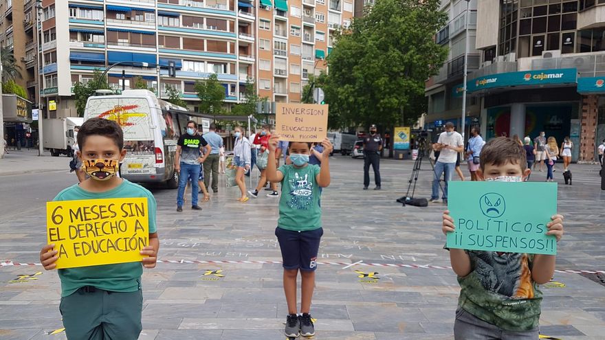 Concentración de la Plataforma por la Escuela Pública de la Región de Murcia-Marea Verde en la Avenida de la Libertad