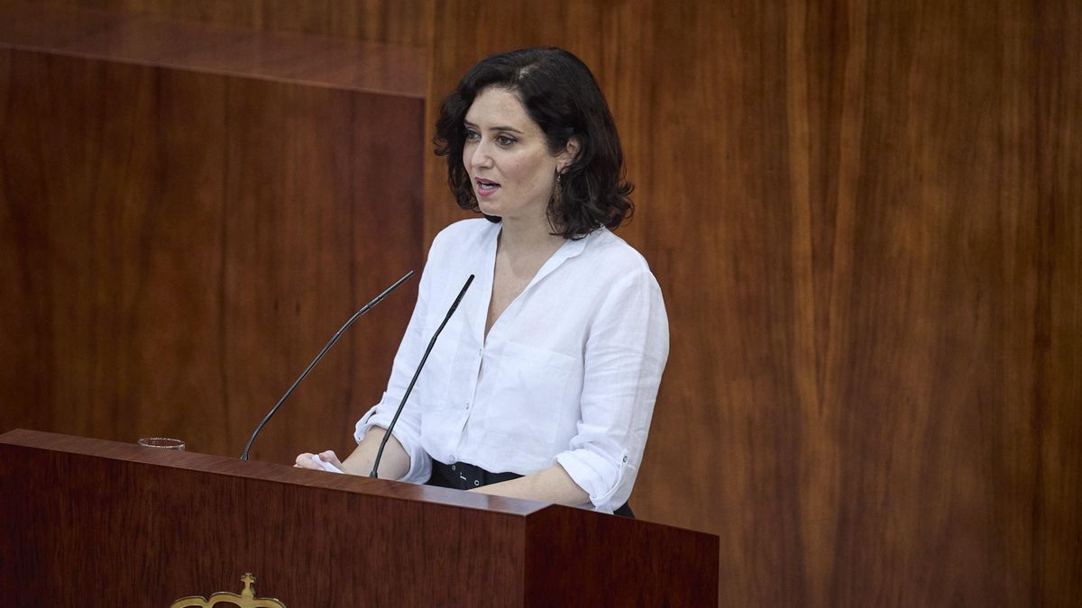 La presidenta en funciones de la Comunidad de Madrid, Isabel Díaz Ayuso, interviene en la segunda sesión del pleno de su investidura en la Asamblea de Madrid, a 18 de junio de 2021, en Madrid (España).