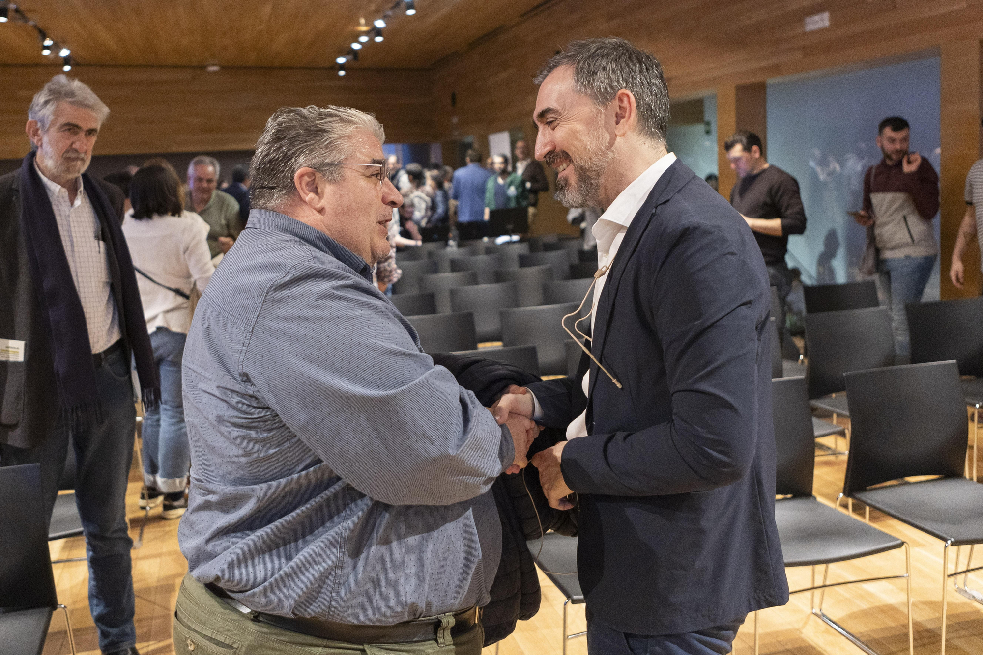Los socios pudieron saludar a Ignacio Escolar después del acto
