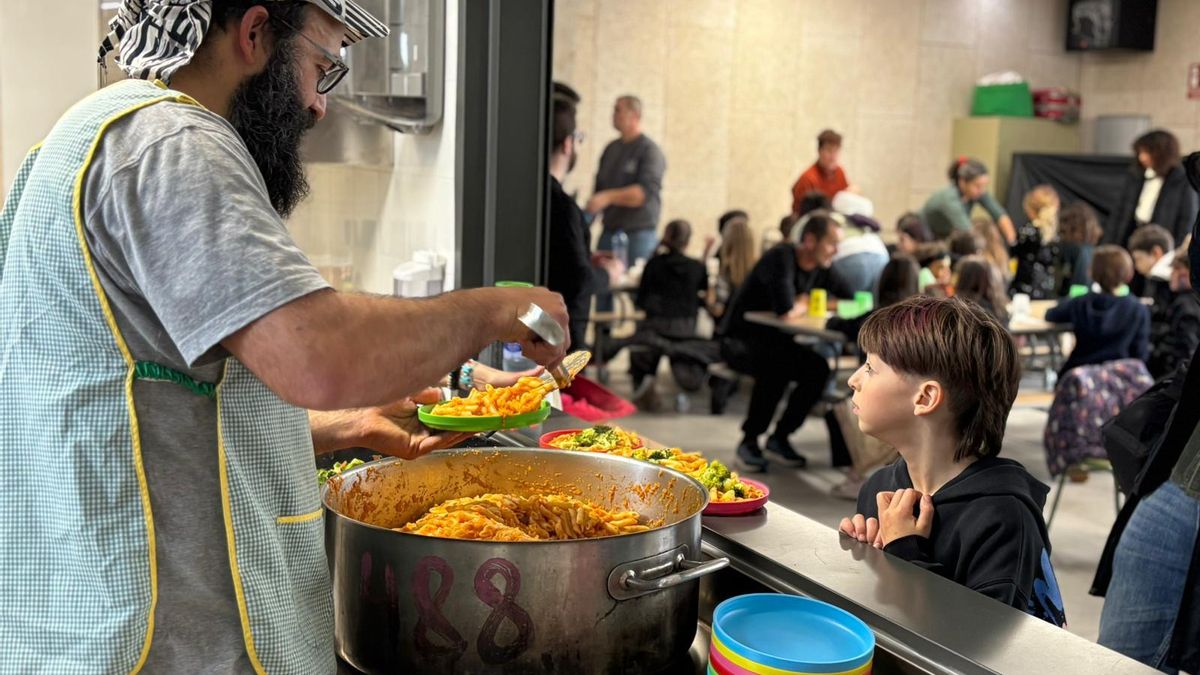 Más de diez años comiendo de táper: las familias de un colegio público de Zaragoza exigen que se licite el comedor
