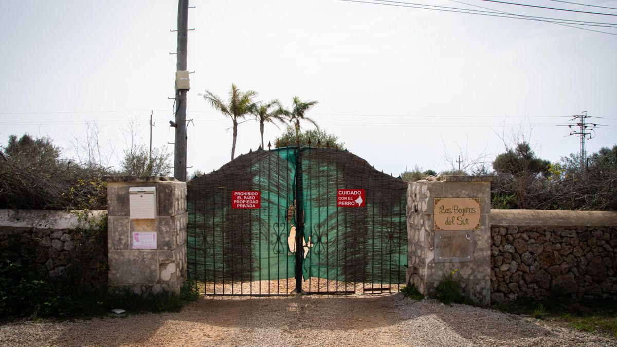 La puerta de la finca donde está la polémica construcción.