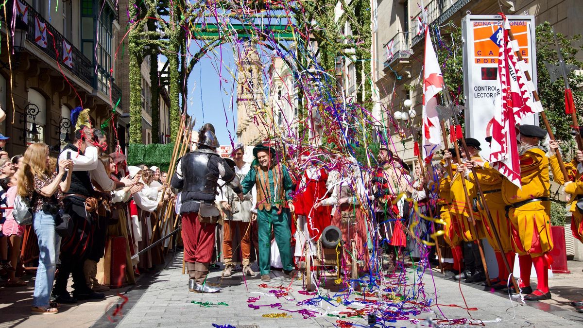 Inicio de las fiestas con un cañonazo debajo del arco de San Bernabé en Logroño