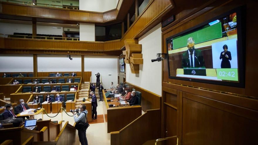 Urkullu anuncia que la Comisión de Ética analizará la gestión de la consejera de Salud ante las vacunaciones irregulares pero la defiende en el Parlamento