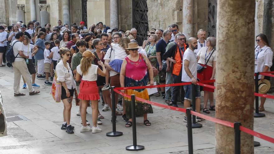 Turismo de "supervivencia" en Córdoba ante el aviso rojo por calor más tempranero de su historia