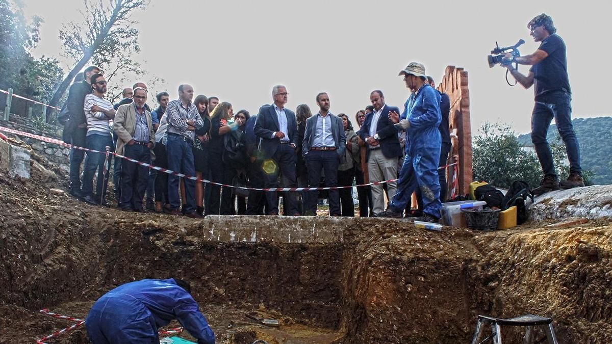 Carlos Perales (a la izquierda) en las fosas comunes de Benamahoma.