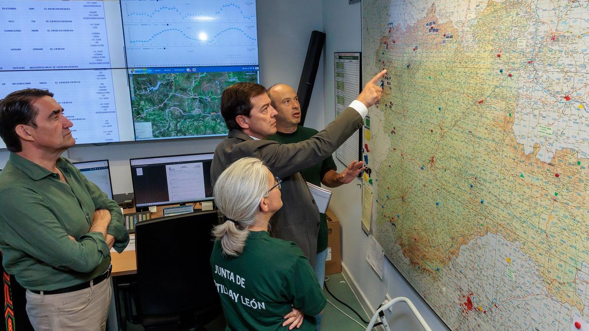 El consejero de Medio Ambiente, Juan Carlos Suárez-Quiñones, y el presidente de la Junta de Castilla y León, Alfonso Fernández Mañueco, en el Centro Autonómico de Mando.
