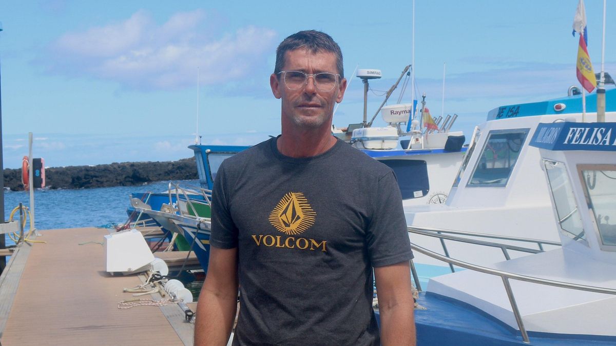 Santiago González, pescador artesanal, en el puerto de Órzola (norte de Lanzarote)