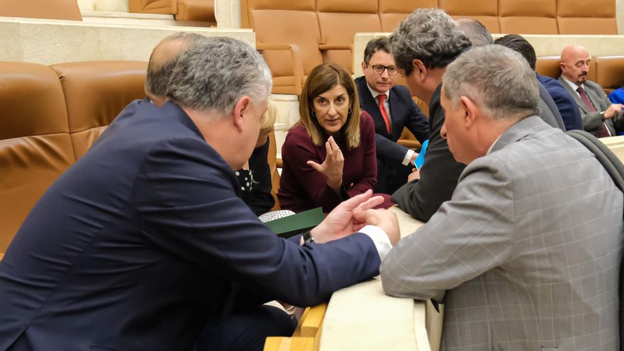 La presidenta, María José Sáenz de Buruaga, junto a los consejeros y diputados del PP en el Parlamento