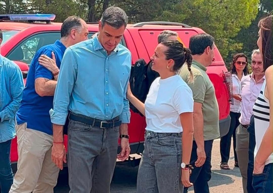 Baños saluda al presidente del Gobierno, Pedro Sánchez, durante su visita al incendio.