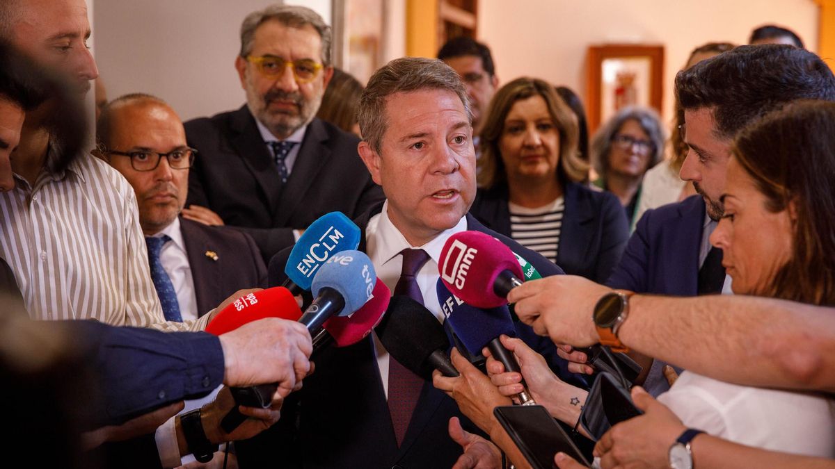 Emiliano García-Page, antes de asistir al pleno de las Cortes de Castilla-La Mancha