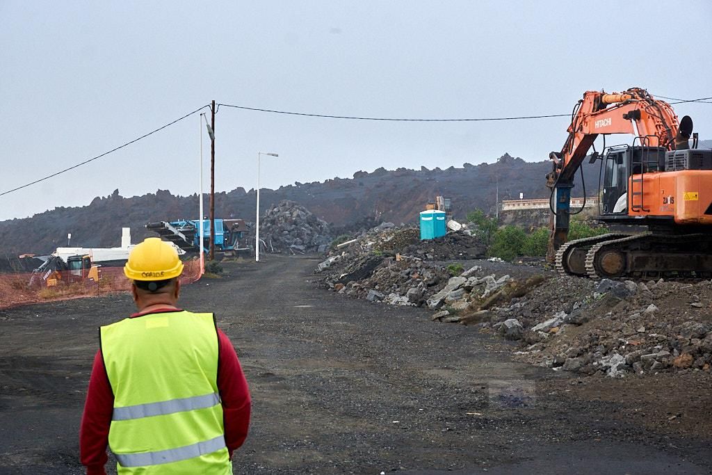 Inicio de las obras en la carretera LP-2  (Las Manchas) afectada por las coladas del volcán Tajogaite.
