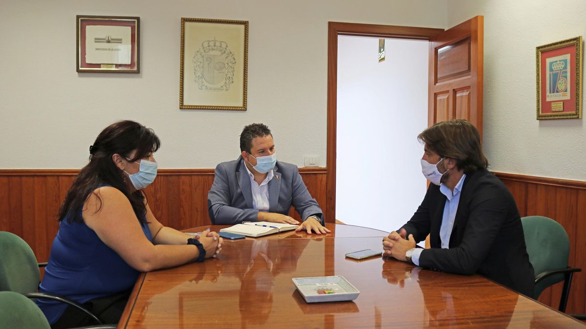 El alcalde de Arona, José Julián Mena (en el centro de la imagen) y el presidente de Ashotel, Jorge Marichal