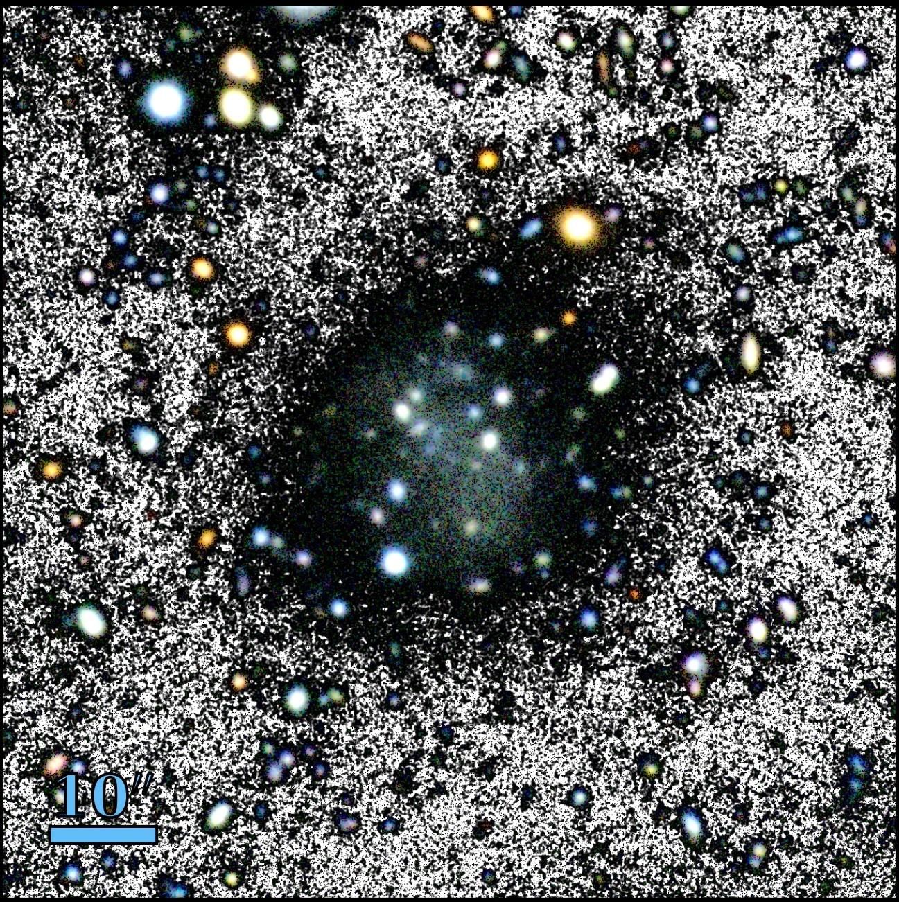 La galaxia Nube. La figura es una composición de una imagen en color y una imagen en blanco y negro para resaltar el fondo.