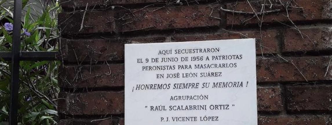 "Aquí secuestraron el 9 de junio de 1956 a patriotas peronistas para masacrarlos en José León Suárez", la placa en la casa de Florida.