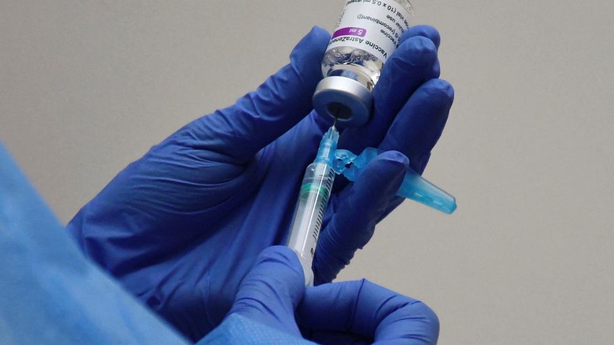 La suspensión de la vacunación con AstraZeneca a menores de 60 años afecta a 21.000 personas en Navarra que ya recibieron la primera dosis