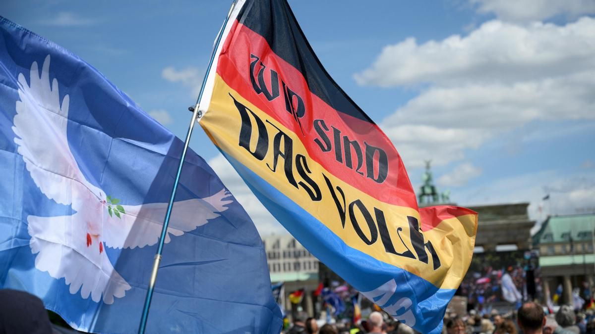 Bandera con los colores de Alemania y del partido de extrema derecha Alternativa para Alemania (AfD), con el lema "Somos el pueblo"