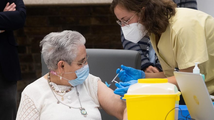 La Xunta de Galicia empieza a inyectar la tercera dosis de la vacuna a ancianos pese al escepticismo de los expertos