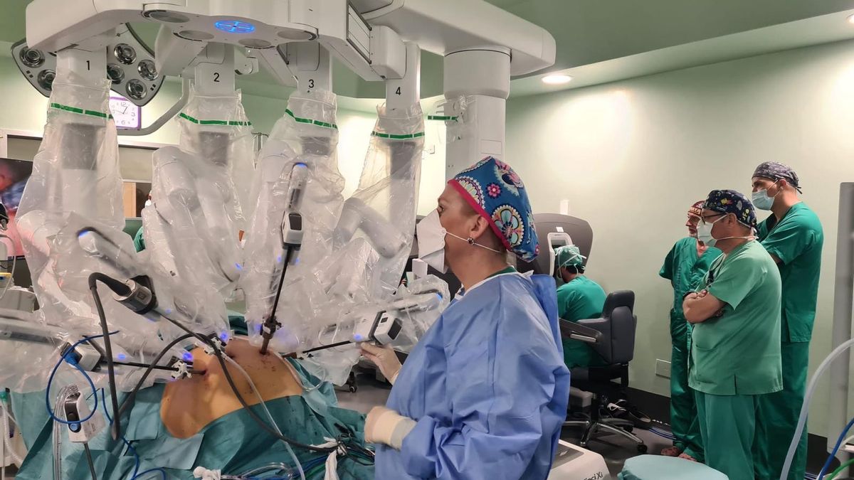Momento de la realización de una cirugía con el robot Da Vinci