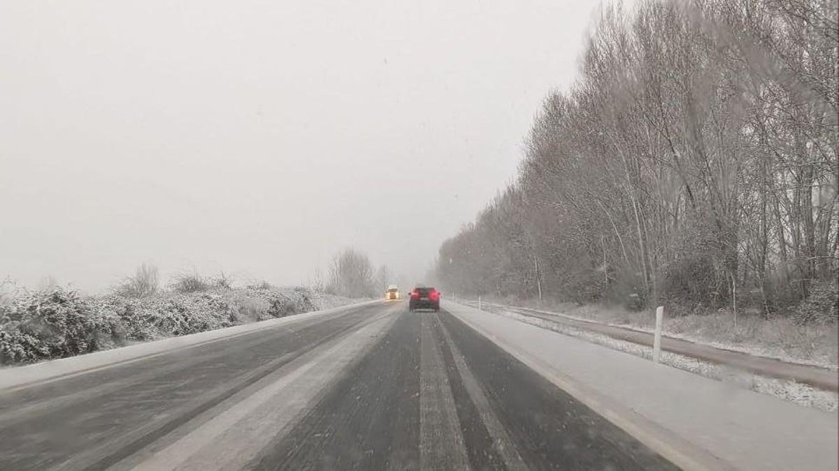 Nieve y hielo complican la circulación en más de 40 puertos y carreteras de León, ninguna en la red nacional