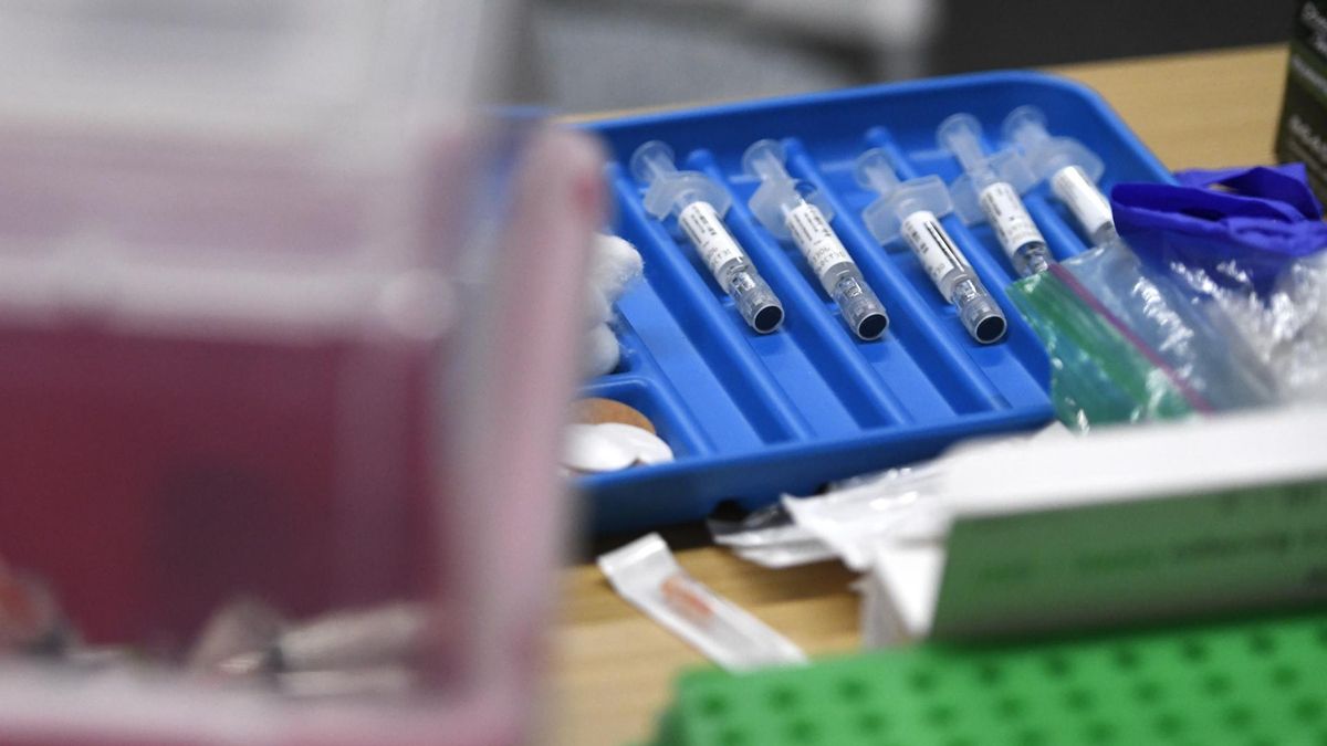 Jeringas de vacunas antes de una campaña de vacunación contra el sarampión, las paperas y la rubéola en el Departamento de Salud de la ciudad de Lubbock, Texas.