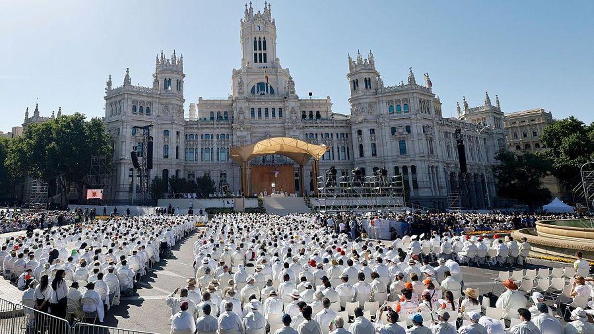 Vista general de la plaza de Cibeles, donde el papa León XIV ofició la misa del Corpus Christi el domingo 7 de junio.