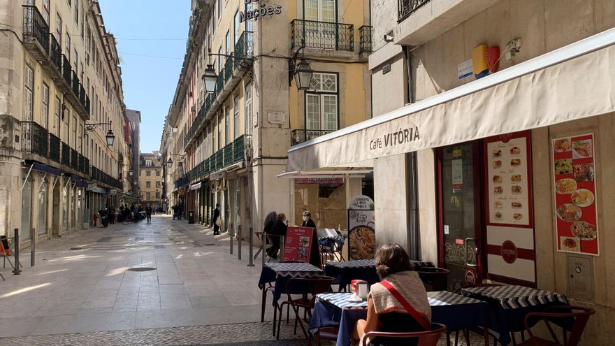 Terrazas y tiendas reabren en Lisboa, este lunes. Portugal avanza hacia la segunda fase de su desconfinamiento con la pandemia bajo control, que permite la vuelta a las aulas de varios ciclos de enseñanza, la apertura del pequeño comercio y de las terrazas de la restauración, aunque mantiene las fronteras con España cerradas. EFE/ Cynthia De Benito