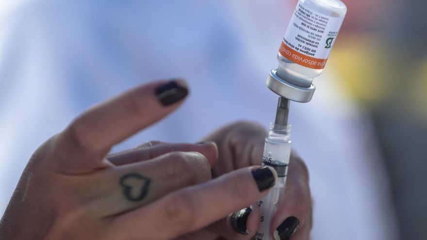 Vista de la preparación de una dosis de la vacuna Coronavac contra el coronavirus, en una fotografía de archivo