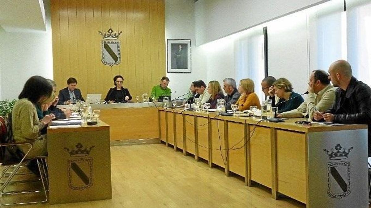 El edil del PP en Gibraleón pide perdón por sus palabras de Cataluña y el pleno lo reprueba por unanimidad