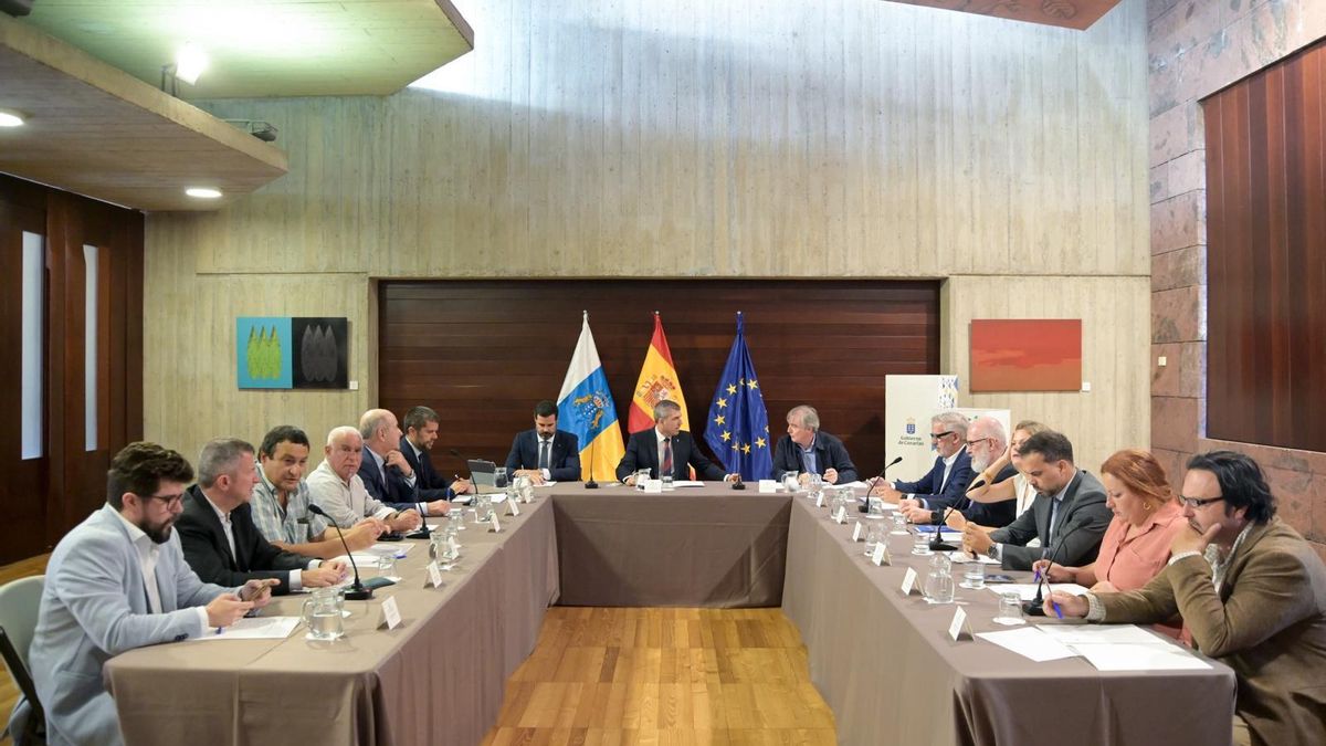 El Gobierno canario abraza el discurso de la patronal y fija como prioritaria la productividad mientras los sindicatos marcan líneas rojas