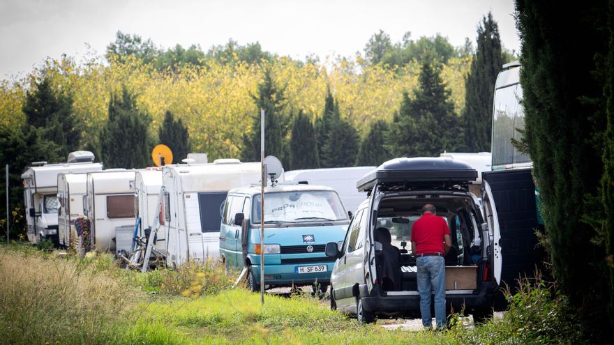Los precios de la vivienda hacinan a decenas de familias en caravanas en Palma: "Estamos como animales"