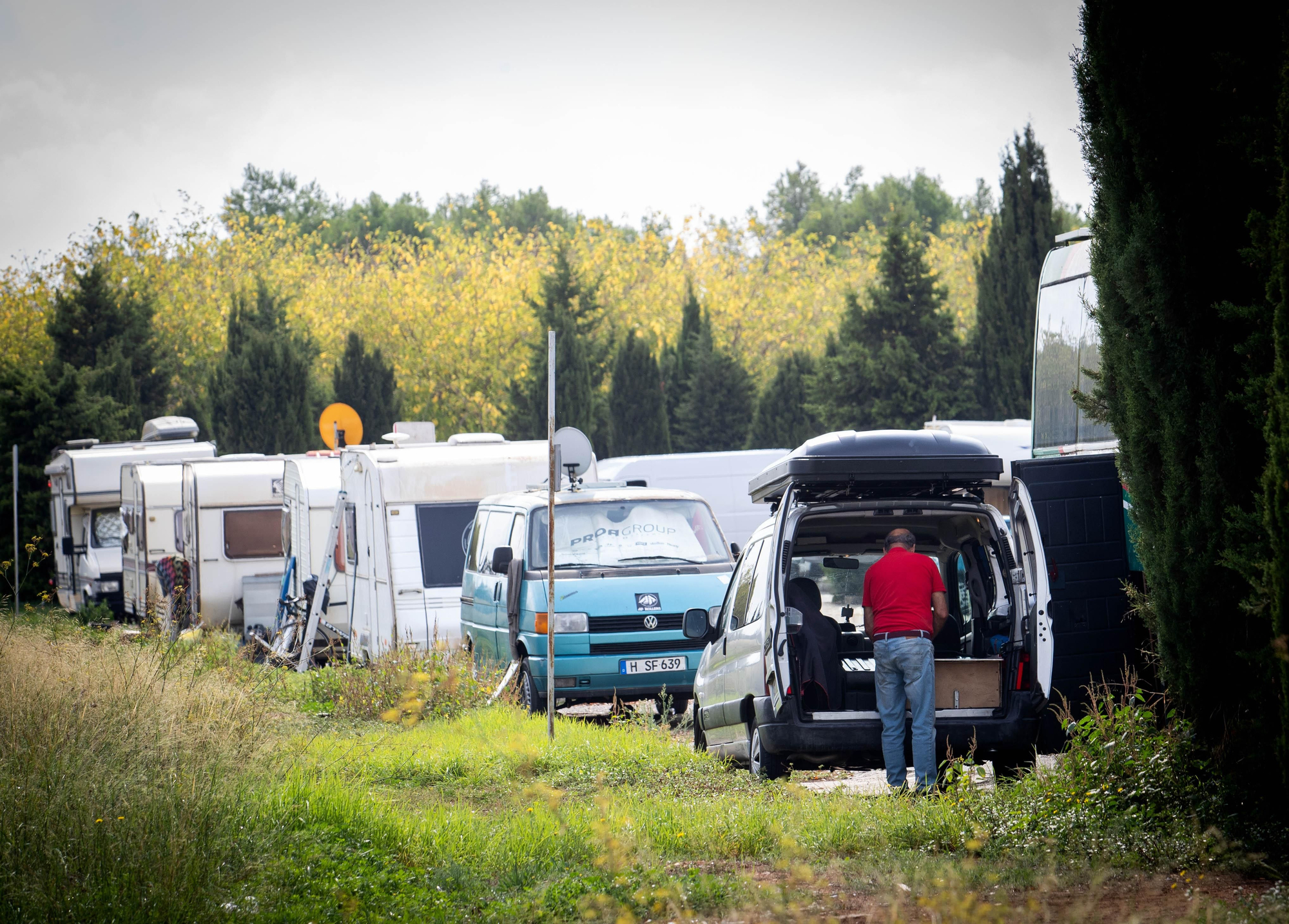 Uno de los 'residentes' de las caravanas instaladas en Palma, donde se hacinan decenas de familias