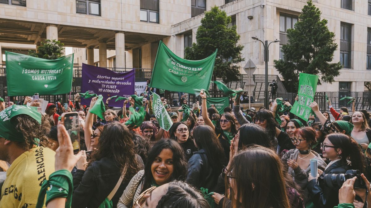 En 2022, el fallo Causa Justa amplió el derecho al aborto en Colombia al despenalizarlo hasta la semana 24 de gestación.