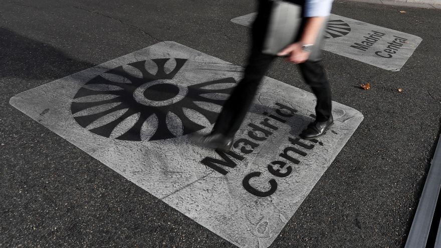 Vista de una señal que marca la entrada al perímetro de Madrid Central. EFE/ Mariscal/Archivo