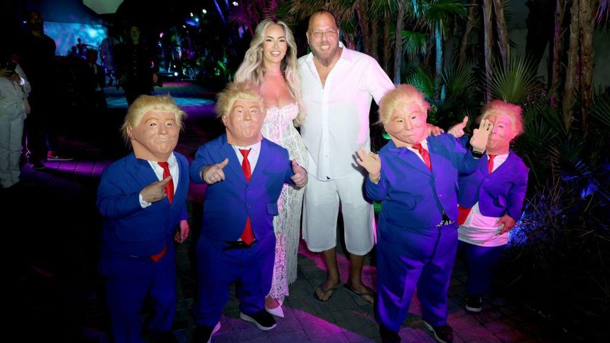 Natalie Younan y Gil Dezer posan con los artistas durante la fiesta del 50 cumpleaños de Gil Dezer en Bentley Residences el 1 de marzo de 2025 en Miami, Florida. Alexander Tamargo / Getty Images