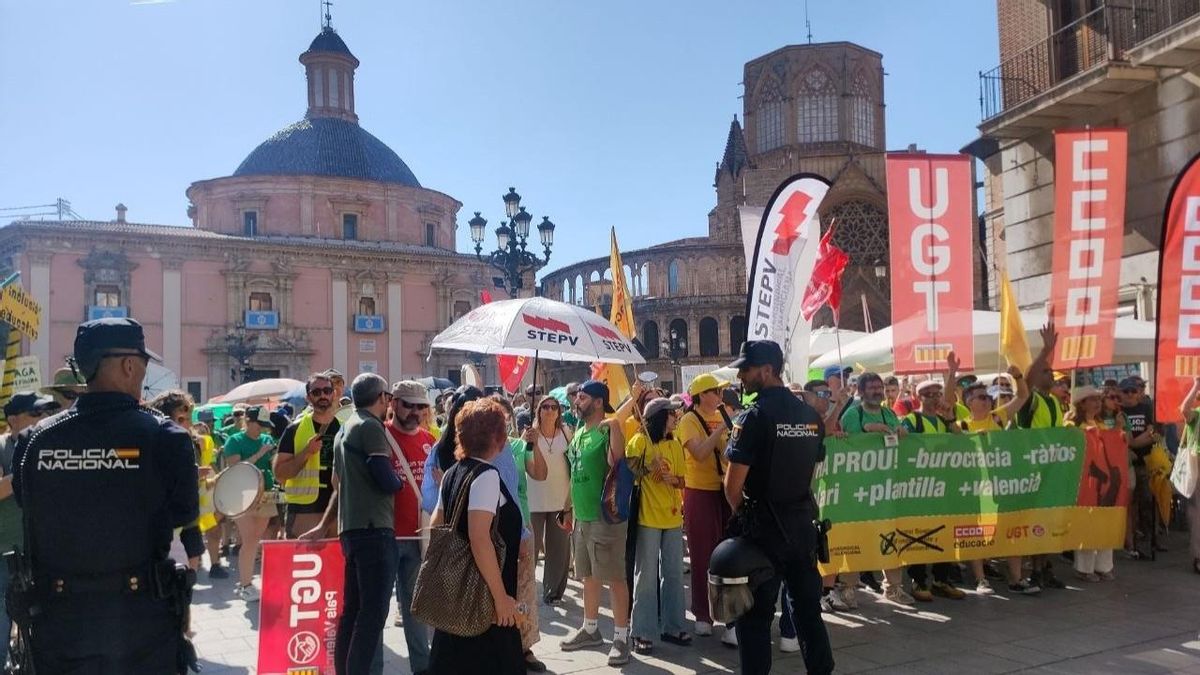 Un cordón policial impide que los docentes, que se han concentrado en la plaza de la Virgen de València, se acerquen al Palau de la Generaltiat para protestar contra el Gobierno valenciano.