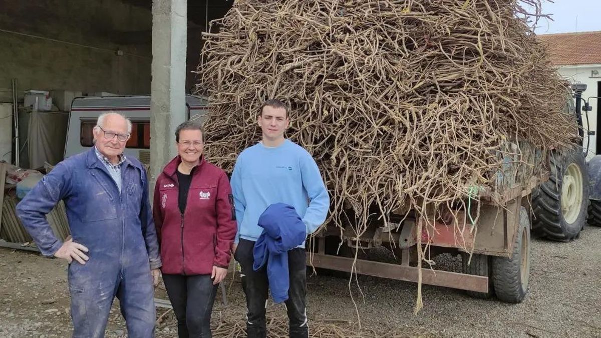 Bárbara Marqués y su familia con una carga de regaliz
