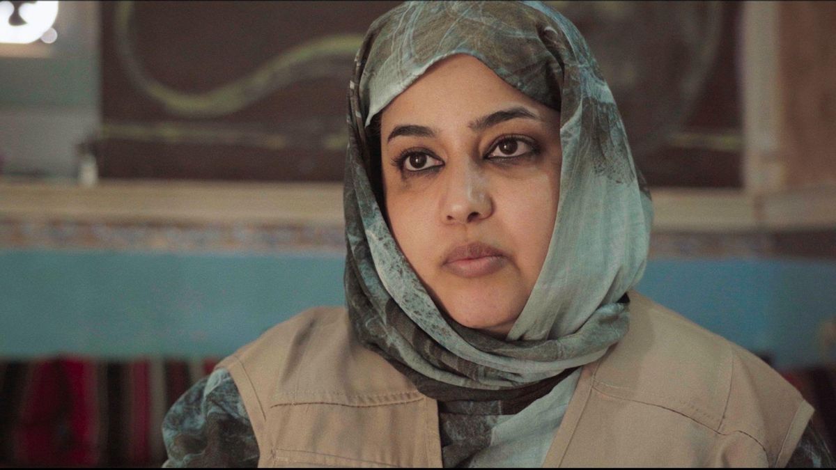 Fatimetu Bucharaya, fundadora y líder de SMAWT (Saharawi Mine Action Women Team), en un fotograma del corto 'Disonancia'.