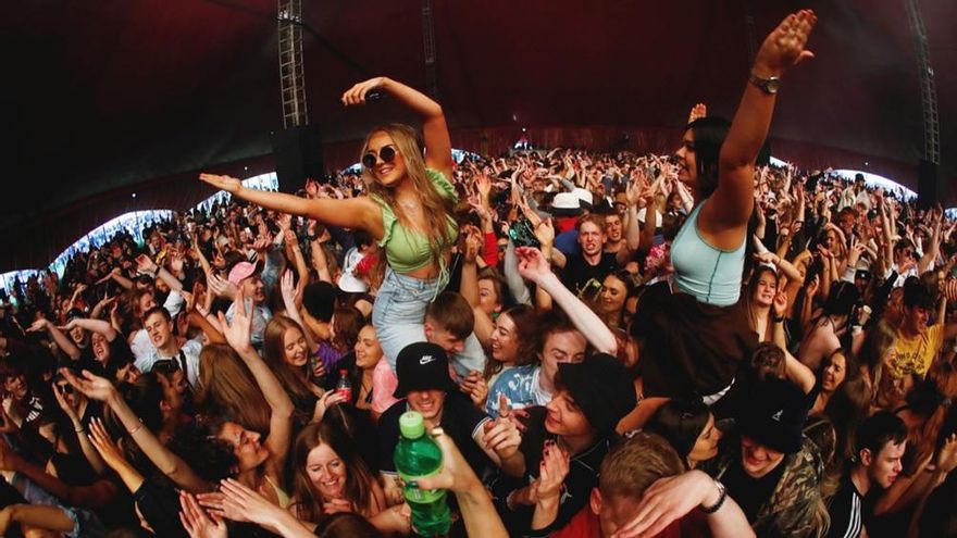 Cómo fue el concierto sin barbijos para investigar el riesgo de transmisión, en Inglaterra