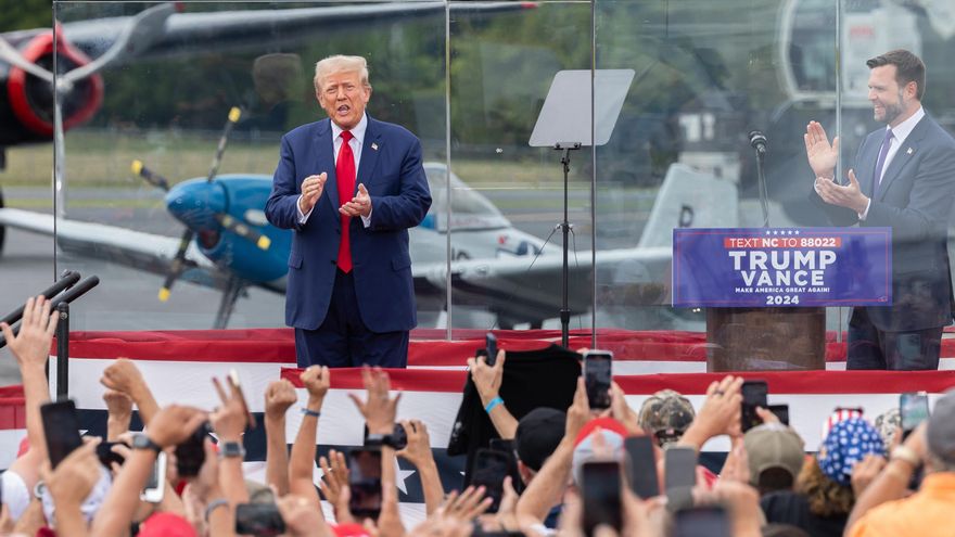 Trump celebra protegido por vidrio antibalas su primer mitin al aire libre tras el ataque