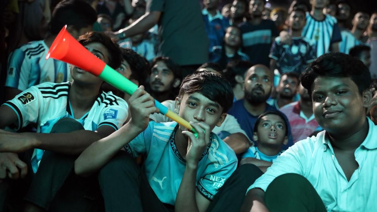 Aficionados en Daca durante el partido Argentina-Egipto.