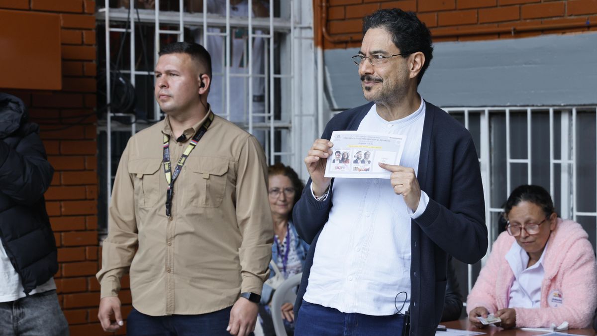 Iván Cepeda vota en la segunda vuelta de las elecciones presidenciales este domingo.