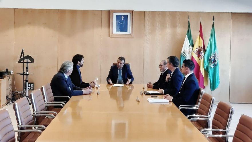 La conclusión a la que han llegado tras la reunión es trabajar conjuntamente para que la Junta reconsidere
su propuesta de reparto de espacios en el pabellón andaluz