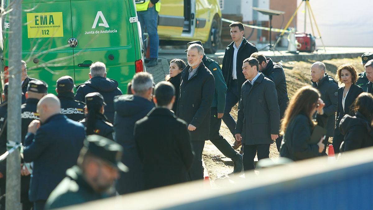 Los Reyes Felipe VI y Letizia en la zona 0 del accidente de trenes en Adamuz