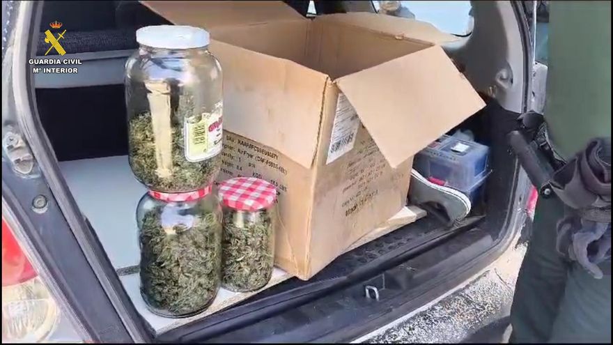 Pillan a dos jóvenes de Alfaro con tres botes con casi 300 gramos de cogollos de marihuana